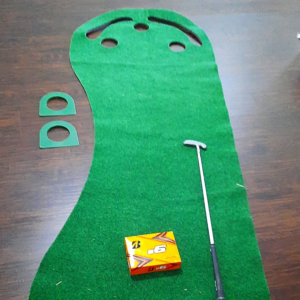 Indoor putting green + accessories